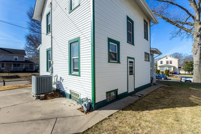 3001 Davenport Avenue, Davenport, IA 52803