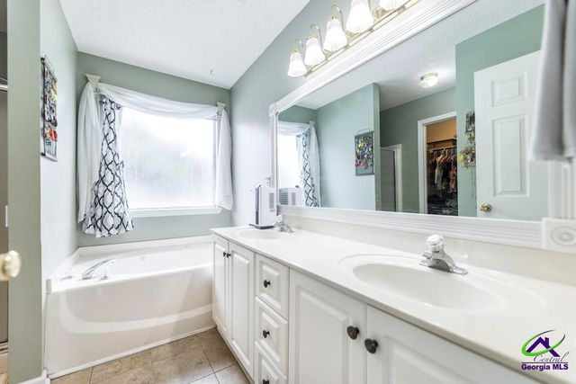205 Woods Edge Way, Warner Robins, GA 31088