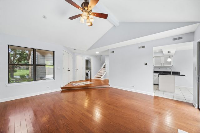 8009 Wildwood Lane, Darien, IL 60561