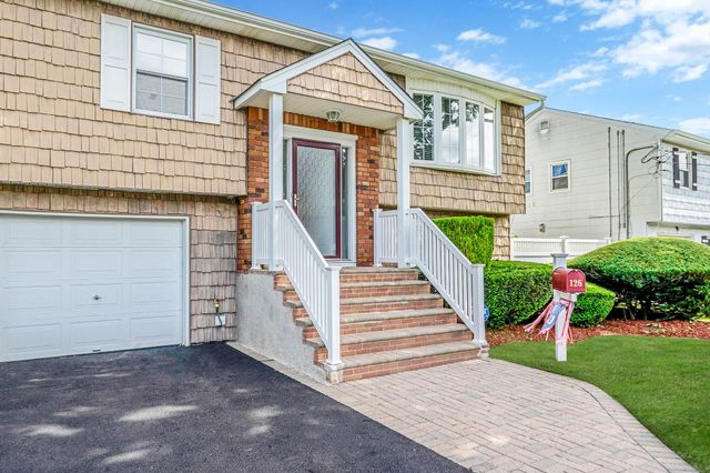 126 Farmers Avenue, Lindenhurst, NY 11757