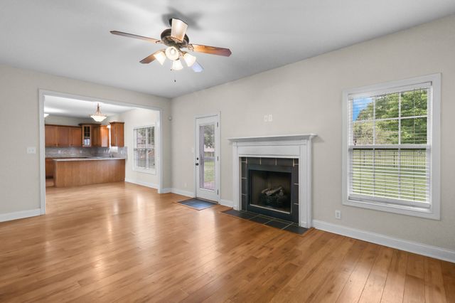 1093 Willow Cir, Clarksville, TN 37043