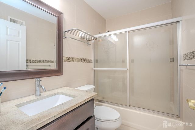 6005 N Oaks Boulevard, North Brunswick, NJ 08902