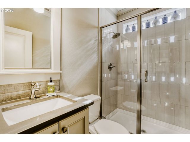 9809 Se NICHOLAS Dr, Happy Valley, OR 97086