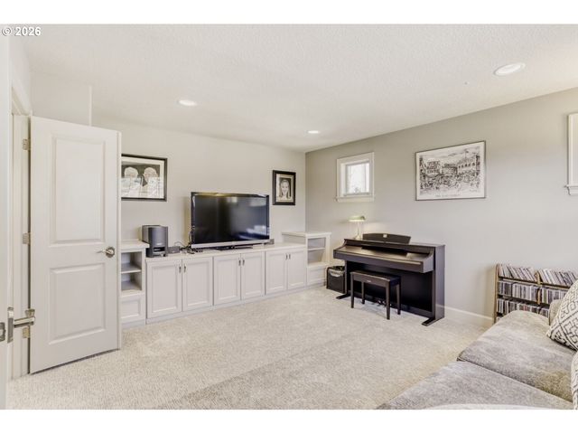 9809 Se NICHOLAS Dr, Happy Valley, OR 97086