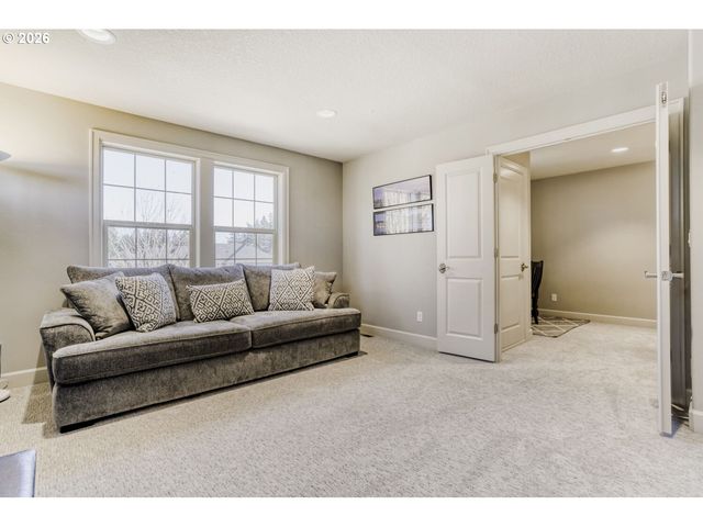 9809 Se NICHOLAS Dr, Happy Valley, OR 97086