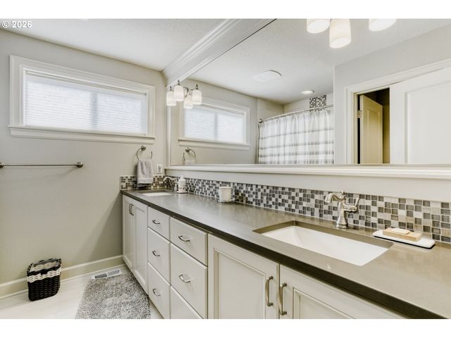 9809 Se NICHOLAS Dr, Happy Valley, OR 97086