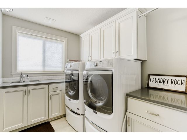 9809 Se NICHOLAS Dr, Happy Valley, OR 97086