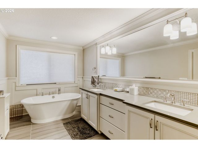 9809 Se NICHOLAS Dr, Happy Valley, OR 97086