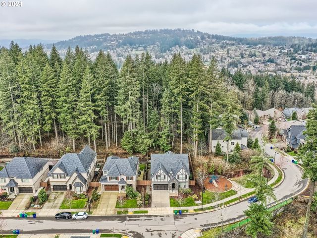 9809 Se NICHOLAS Dr, Happy Valley, OR 97086