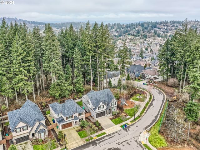 9809 Se NICHOLAS Dr, Happy Valley, OR 97086