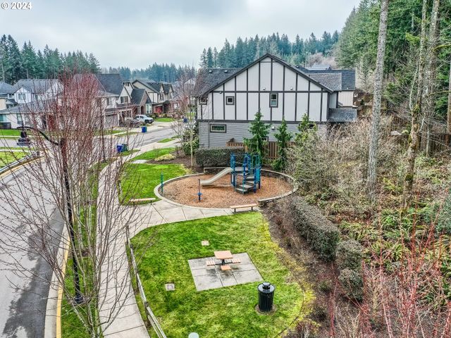 9809 Se NICHOLAS Dr, Happy Valley, OR 97086