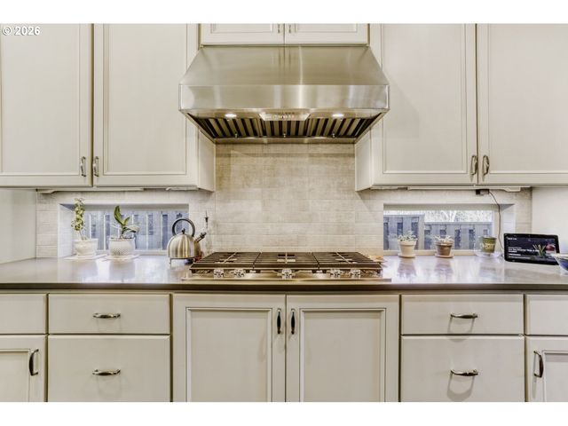 9809 Se NICHOLAS Dr, Happy Valley, OR 97086