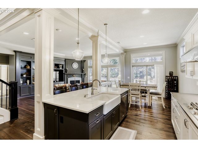 9809 Se NICHOLAS Dr, Happy Valley, OR 97086