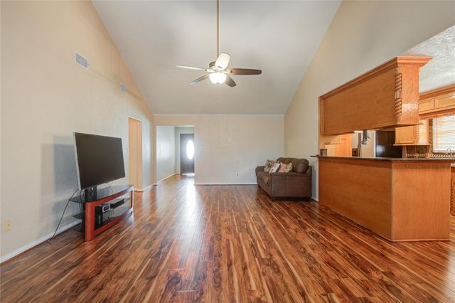 103 Sunflower Street, Lake Jackson, TX 77566