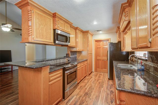 103 Sunflower Street, Lake Jackson, TX 77566