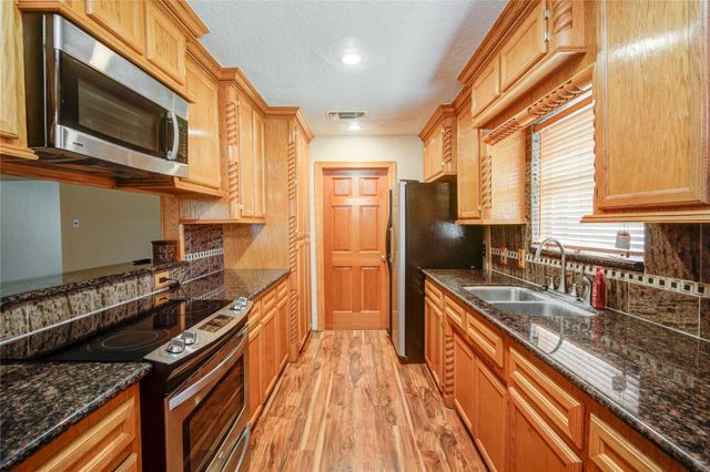 103 Sunflower Street, Lake Jackson, TX 77566