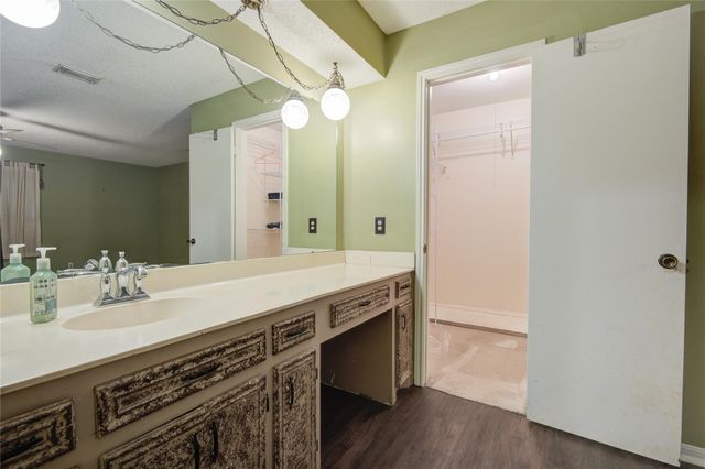 103 Sunflower Street, Lake Jackson, TX 77566