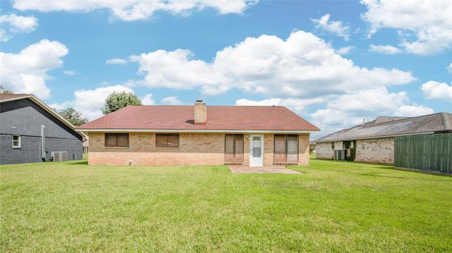 103 Sunflower Street, Lake Jackson, TX 77566