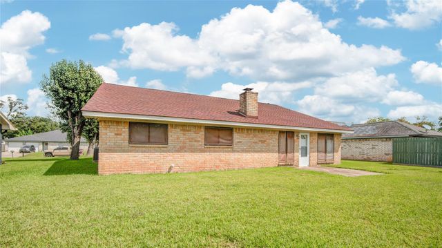 103 Sunflower Street, Lake Jackson, TX 77566