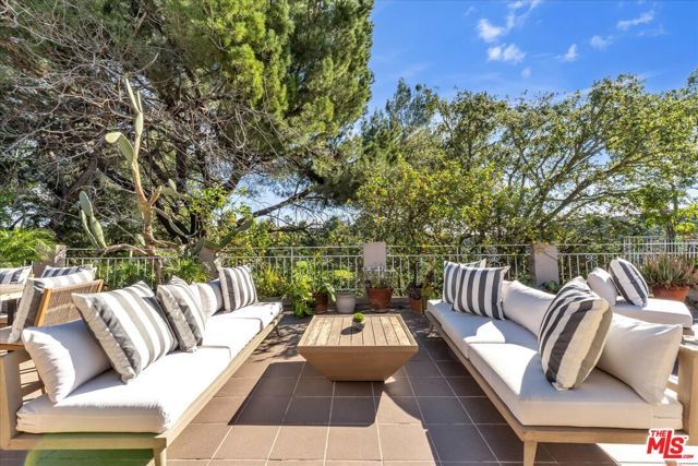 16560 Park Lane Circle, Los Angeles, CA 90049