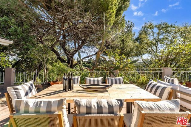 16560 Park Lane Circle, Los Angeles, CA 90049