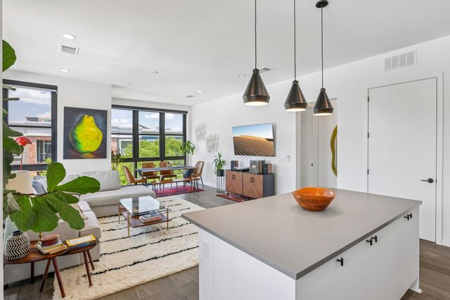 800 Embassy DR 319, Austin, TX 78702