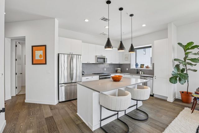 800 Embassy DR 319, Austin, TX 78702