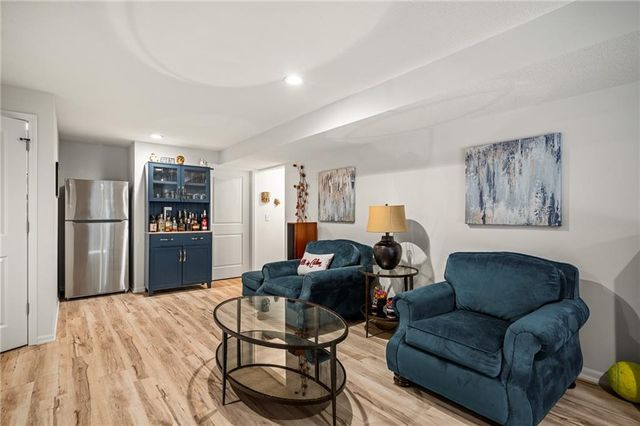 1144 NE Hunters Ridge, Lee's Summit, MO 64086