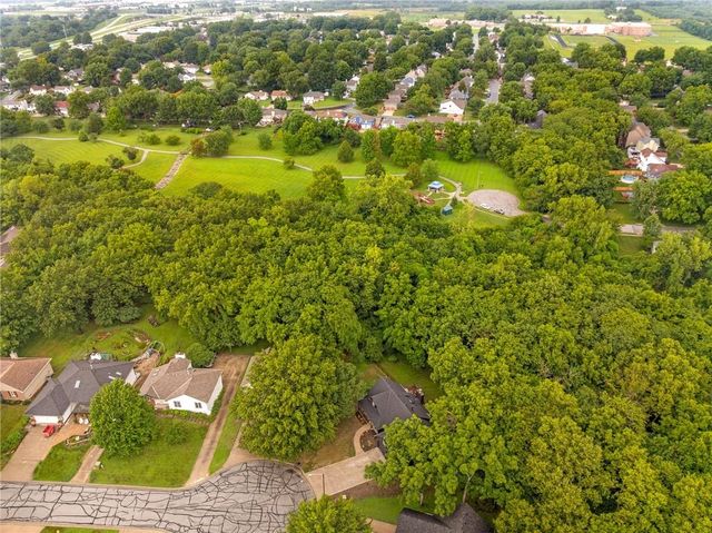 1144 NE Hunters Ridge, Lee's Summit, MO 64086
