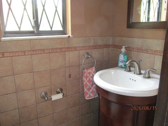 1648 Queens Dr, South Park, PA 15129