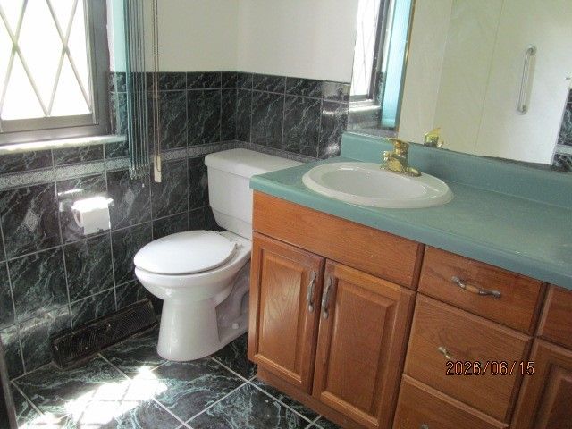 1648 Queens Dr, South Park, PA 15129