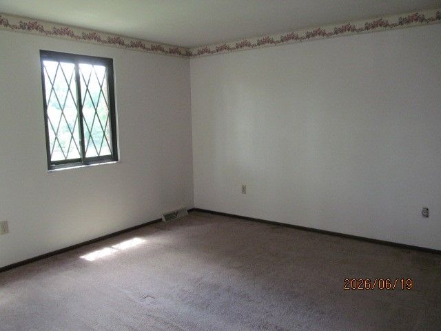 1648 Queens Dr, South Park, PA 15129