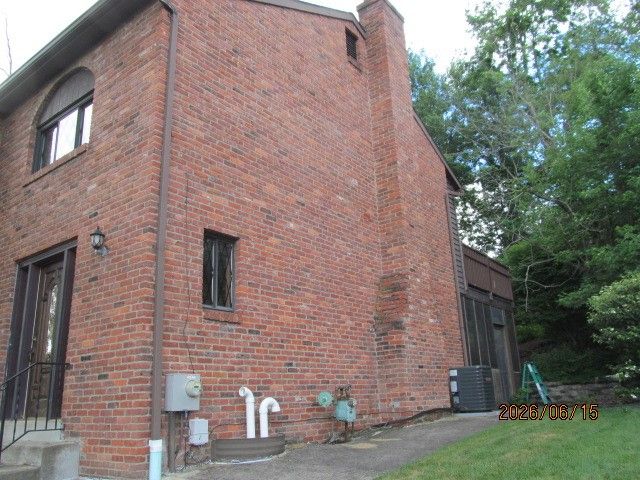 1648 Queens Dr, South Park, PA 15129