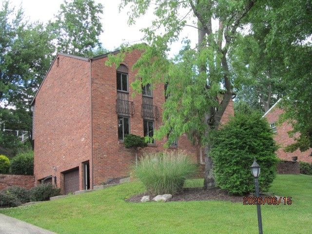 1648 Queens Dr, South Park, PA 15129