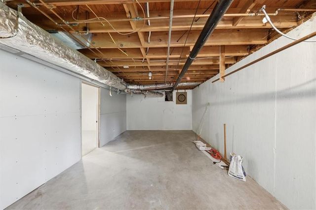 564 Deer Run SW, Lilburn, GA 30047