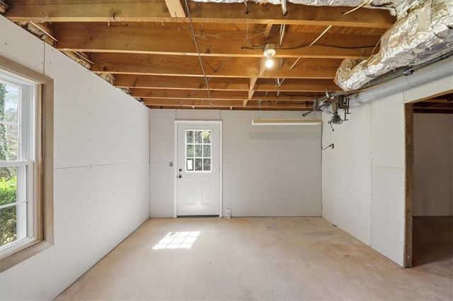 564 Deer Run SW, Lilburn, GA 30047