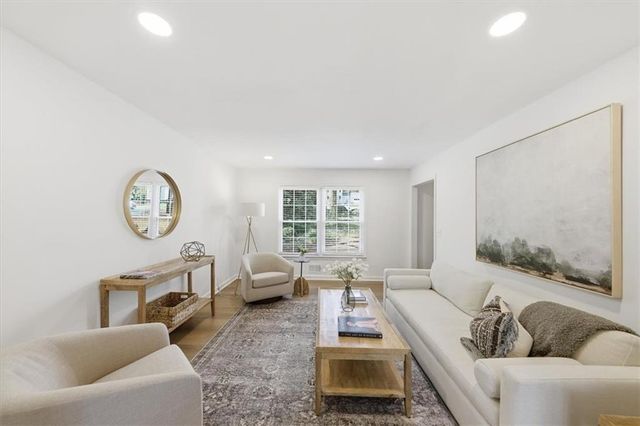 564 Deer Run SW, Lilburn, GA 30047