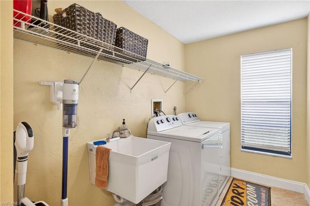 402 SW 37th LN, Cape Coral, FL 33914