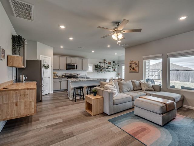 10417 SW 41st Place, Mustang, OK 73064