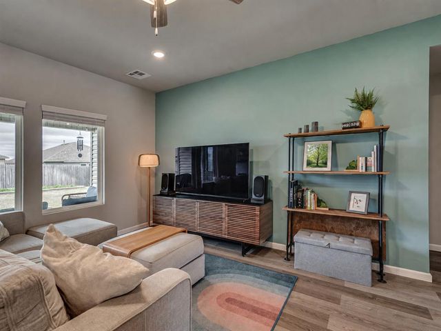 10417 SW 41st Place, Mustang, OK 73064