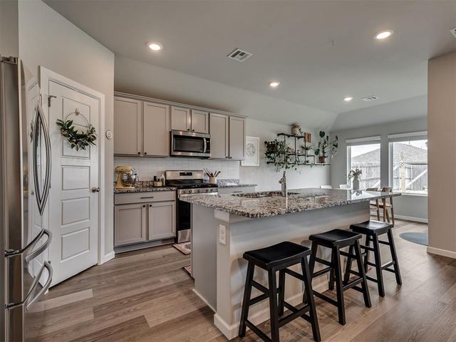 10417 SW 41st Place, Mustang, OK 73064