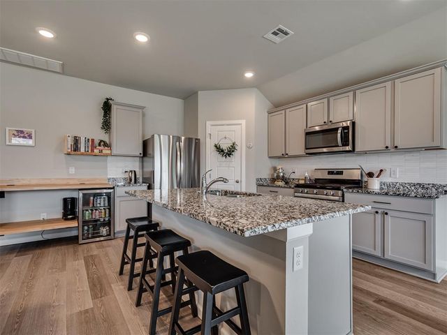 10417 SW 41st Place, Mustang, OK 73064
