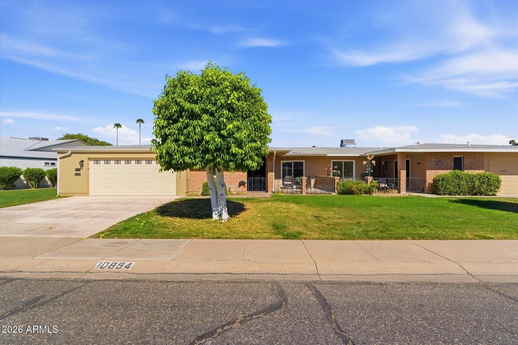 Image 1 of property listing at 10894 W CLAIR Drive, Sun City, AZ 85351