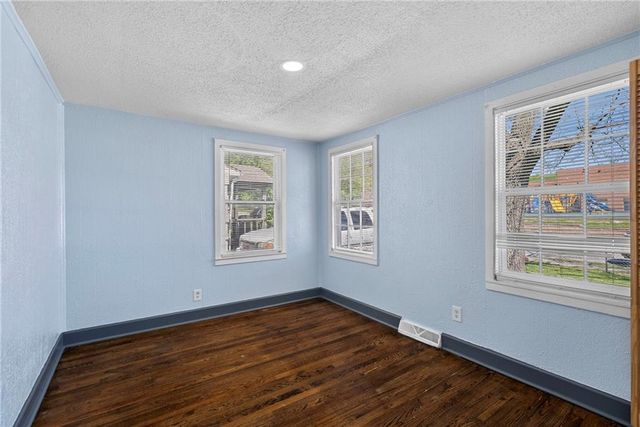 810 S Woodland Avenue, Independence, MO 64052