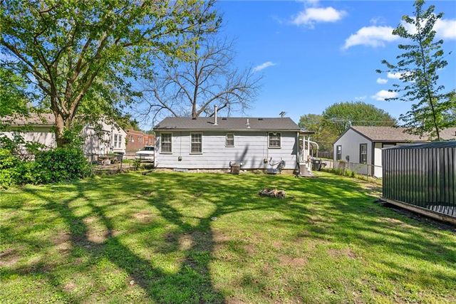 810 S Woodland Avenue, Independence, MO 64052