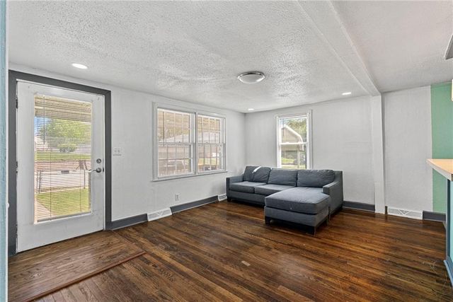 810 S Woodland Avenue, Independence, MO 64052