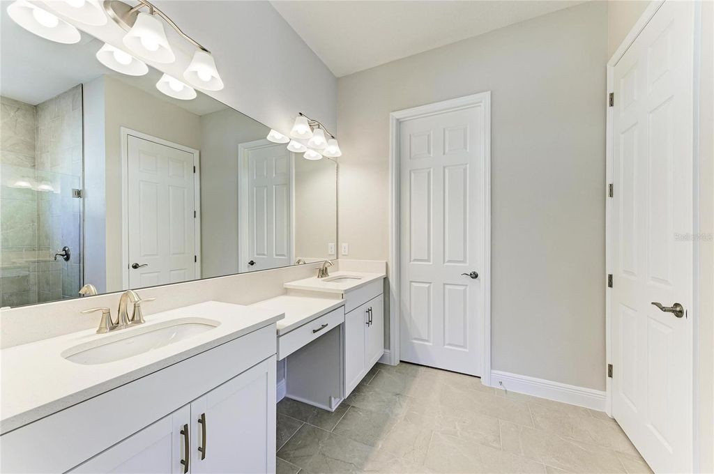 Image 7 of property listing at 13076 HOMESTEAD LANE, Parrish, FL 34219