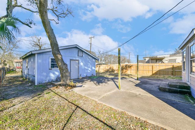 624 15th Avenue N, Texas City, TX 77590
