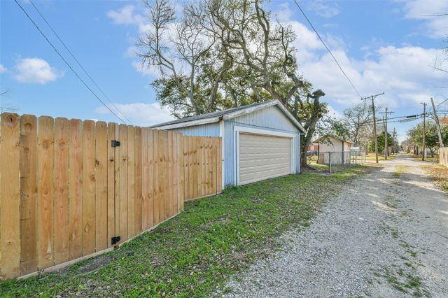 624 15th Avenue N, Texas City, TX 77590