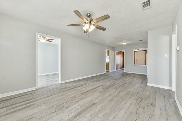 624 15th Avenue N, Texas City, TX 77590